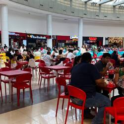 Hier gibt es einen riesigen Imbissbereich mit einer großen Auswahl