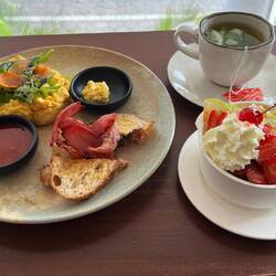 Wir machen einen Abstecher zu einem Café