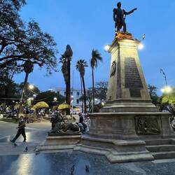 Der zentrale Plaza mit Denkmal