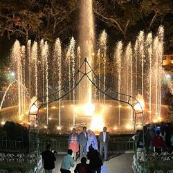 Wir schlendern durch einen weiteren Park mit Wassershow