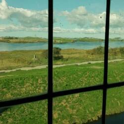 Blick aus dem Wachraum. Sieht aus wie gemalt durch das alte Glas.