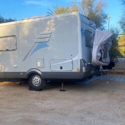 Schwups und da steht unser Teddy 🧸. Er hat jetzt auch Urlaub von der anstrengenden Fahrt .