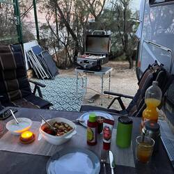 Was zum grillen gekauft , aufgebaut , Grill an und einfach ankommen . Die Ruhe , das Meer 🇪🇸☀️🌊