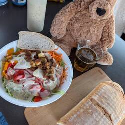 Knut meint, er möchte keinen Salat, aber Bier wäre okay.