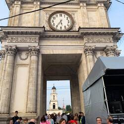 Triumphbogen und Glockenturm