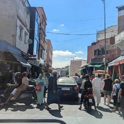 Alle fahren und laufen kreuz und quer durcheinander