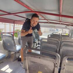 Andi sieht auch aus wie Tyrannosaurus Rex in dem Bus, der auf Bolivianer ausgelegt ist