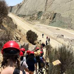 Mit einer geführten Tour nähern wir uns den Dino-Spuren