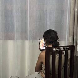 Luisa am Telefonieren