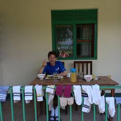 Freuen uns über unser Essen mit Sockenausblick