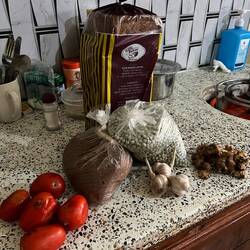 Unsere Ausbeute (l nach r) Tomaten, Gnut Paste, Toast, getrocknete Erbsen, Knoblauch, Ingwer