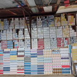 Rauchen ist sehr üblich, an sich in geschlossenen Räumen verboten, aber wird nur lasch gehandhabt