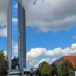 Skanderberg in glänzender Nachbarschaft