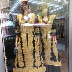 Albanische Frauen heiraten aufwändig, traditionell und teuer in handgefertigten Spitzenkleidern