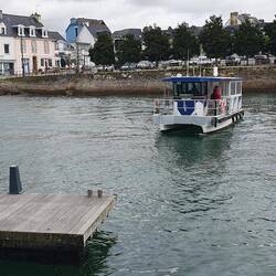 Diese klei e Fähre bringt Menschen von einem Ufer zum anderen, so spart man sich einen Umweg von 3km