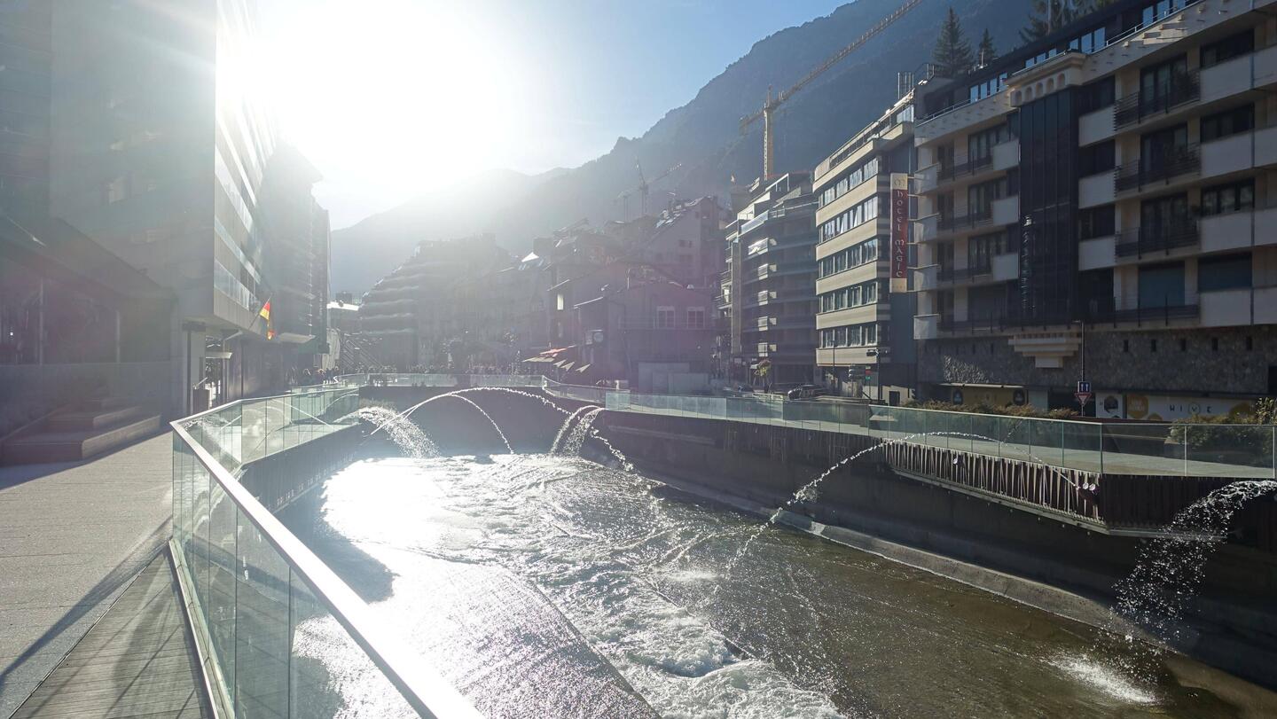 Der Rui Gran Valira fließt durch das gesamte Tal Andorras - hier in Andorra La Vella mit Fontänen