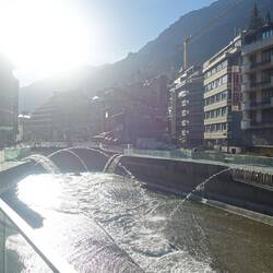 Der Rui Gran Valira fließt durch das gesamte Tal Andorras - hier in Andorra La Vella mit Fontänen