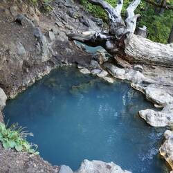 Blaues Wasser direkt an der Quelle welches hier noch sehr sehr heiss ist.