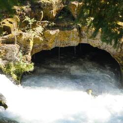 Alte Lavaröhre welche jetzt einen unterirdischen Fluss führt.
