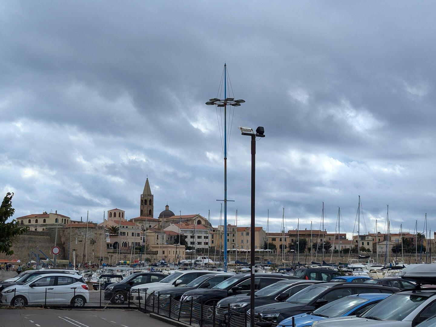 Ankunft in Allghero. Wolkenverhangen.