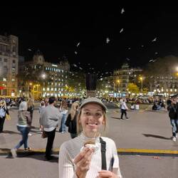 Lecker marokkanisches Gebäck mit Taubenshow im Hintergrund