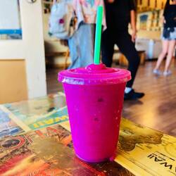 Hier wird so vieles mit Drachenfrucht gemacht, wie geil sieht dieser Smoothie bitte aus?!😂🩷