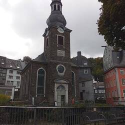 Evangelische Kirche mit goldenem Schwan auf der Spitze.