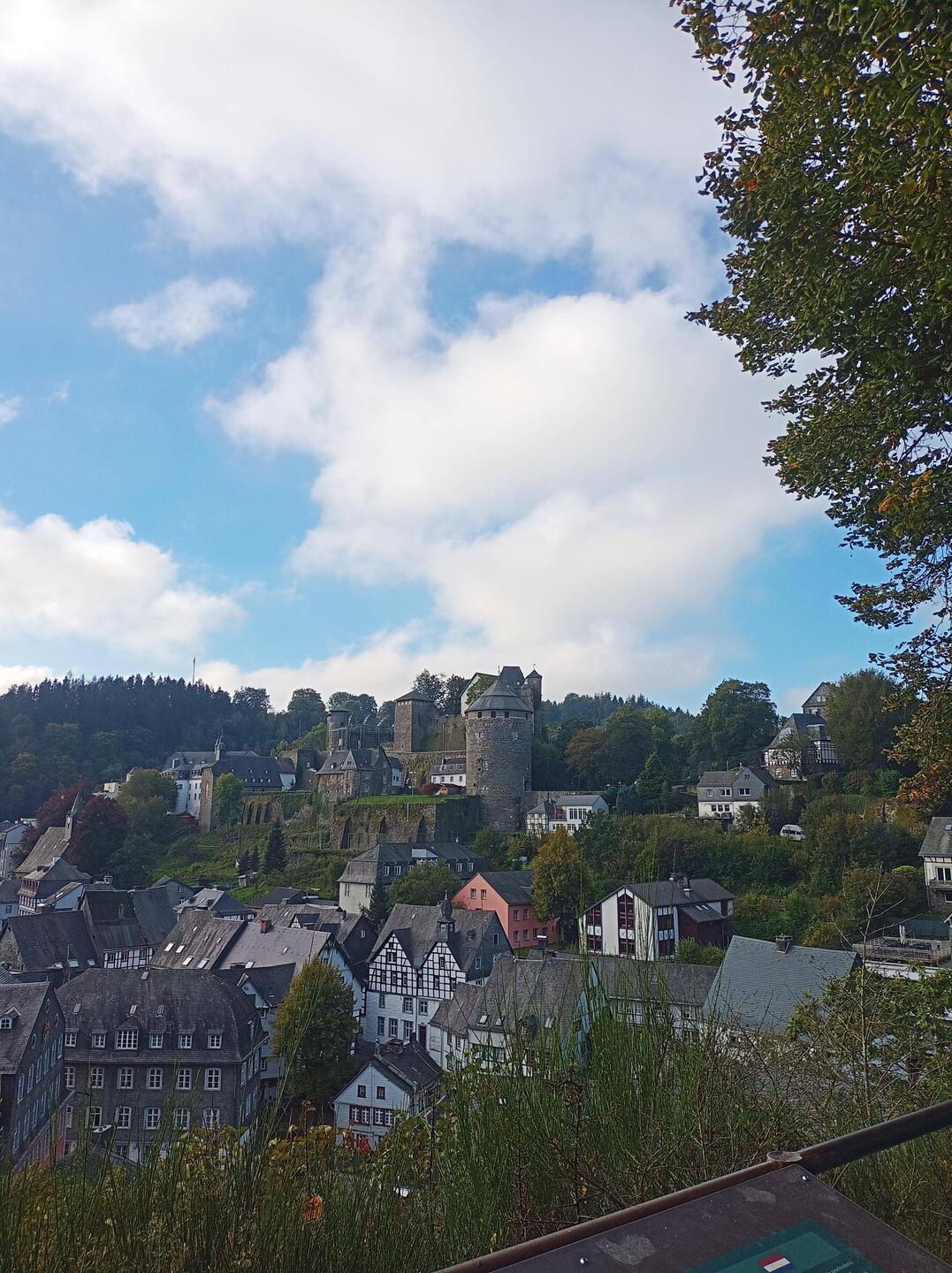 Blick von der Ruine Richtung Burg Monschau