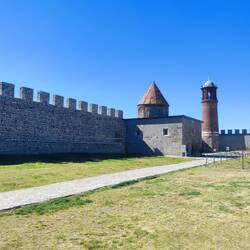 Zitadelle: Uhrturm und Kegeldach der Moschee