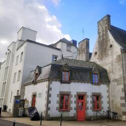 Der alte Turm mit dem neuen Rathaus