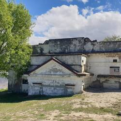 un ancien théâtre, lieu de réception un peu recouvert de terre avec les années