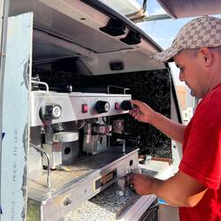 Barista im Camionettli, unterwegs einen richtigen Kolbencafé geniessen ☕️