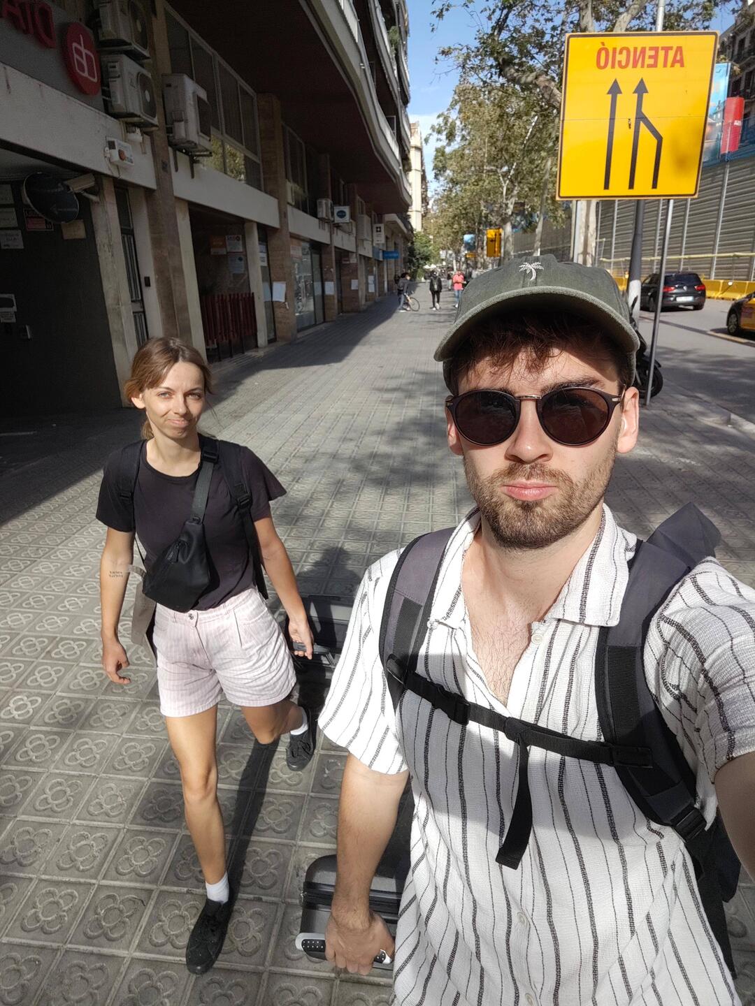 Traurig mit den Koffern durch die Stadt