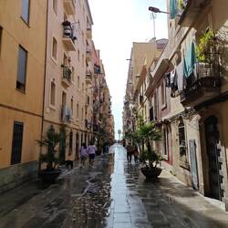 In der frisch gewaschenen Straße haben wir gefrühstückt