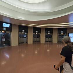 Hier hab es gleich 10 Fahrstühle runter zum Gleis