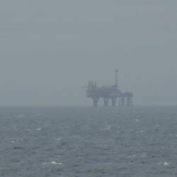 Vorbei an Bohrinseln