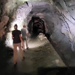 Erst mal ging es 15 Minuten in den Berg hinein