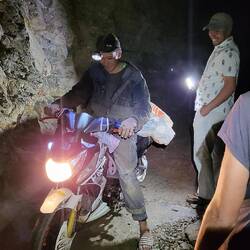 Per Moped werden die Erze in Säcken zu 60 kg rausgebracht