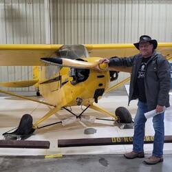 Piper Cup, der Traum eines Privatpiloten, fliegt bei Gegenwind sogar rückwärts