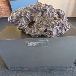 Das grösste gefundene Stück des Meteoriten