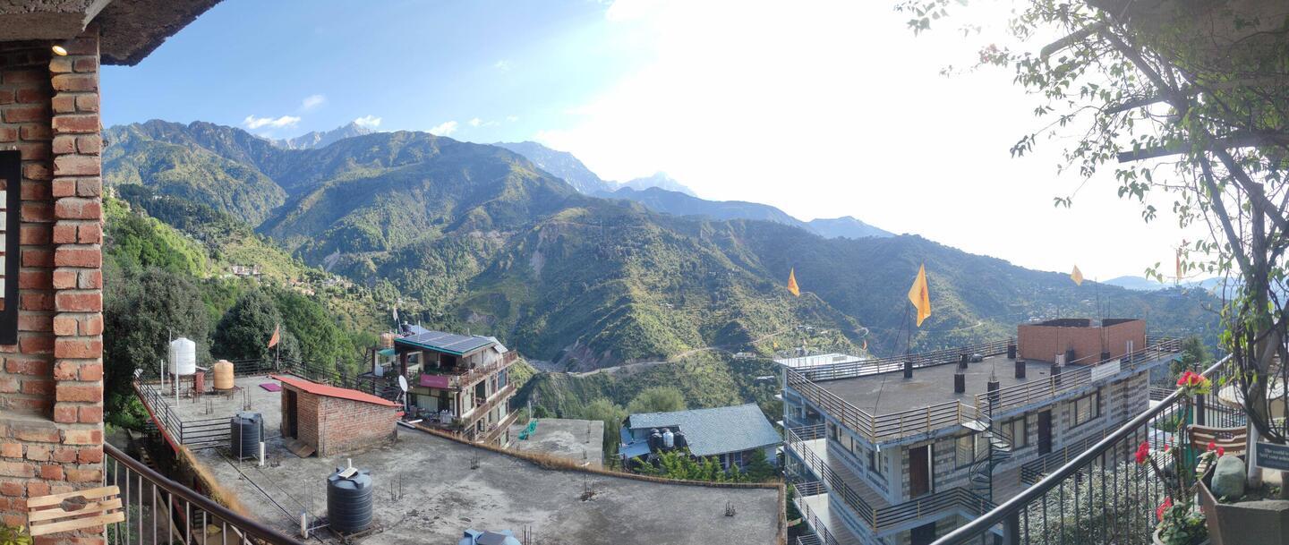 Tolle Aussicht vom Balkon von Julians Kaffe in Dharamshala