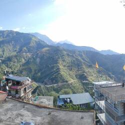 Tolle Aussicht vom Balkon von Julians Kaffe in Dharamshala
