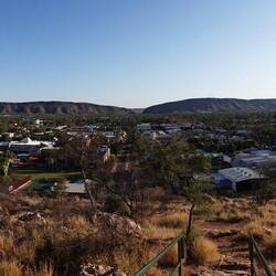Blick vom Anzac Hill über Alice und die von Raupen geschaffenen Berge