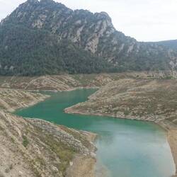 Ein angestauter Fluss auf dem Weg