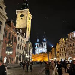 Altstädter Ring mit Prager Uhr