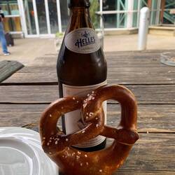 Die Wartezeit wird mit bayrischen Spezialitäten überbrückt.