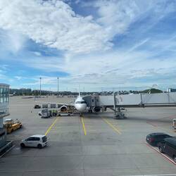Unser Flugzeug steht bereit.