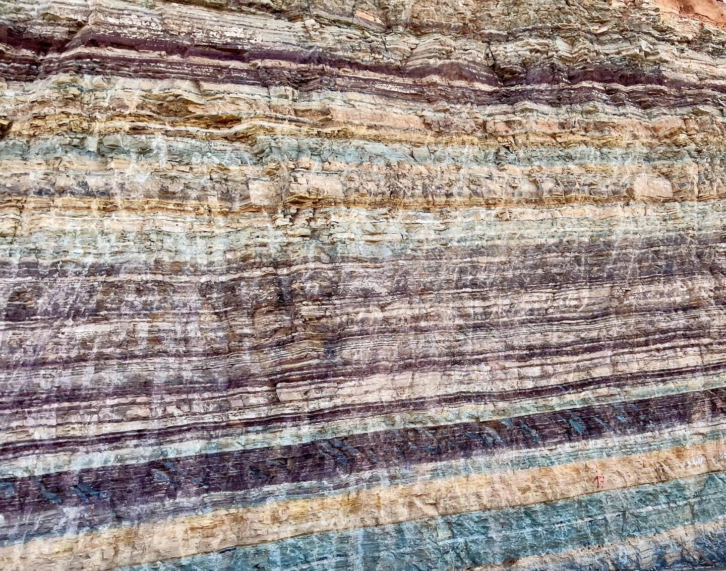 So atemb eraubende Gestinsschichten kommen zum Vorschein, sie eine neue Strasse in den Berg fräsen .