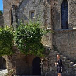 Maria fotografiert eine Katze