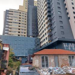 Unglaublich die Müllhalde zwischen den funky Hochhäusern. Warum???